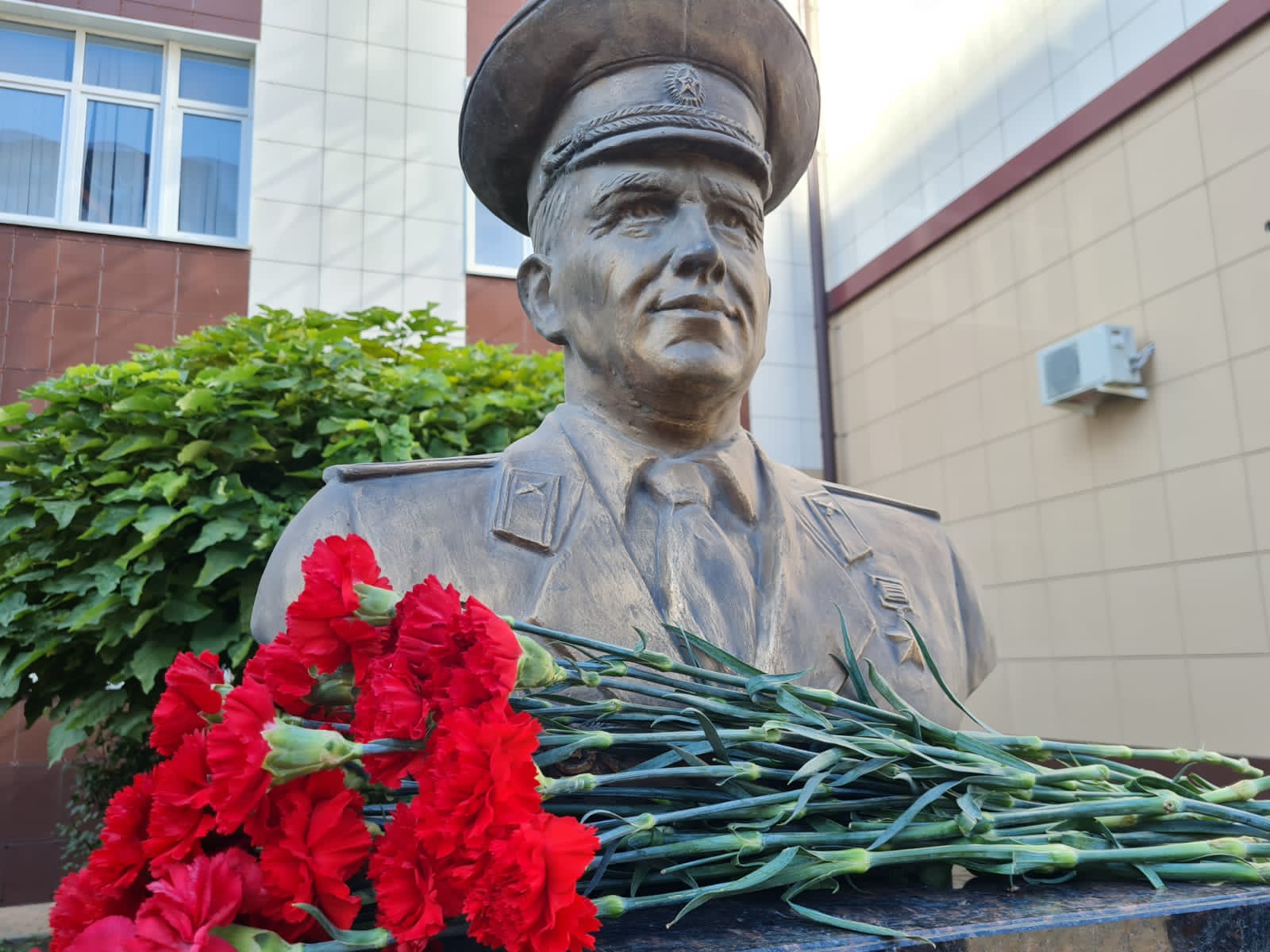 Фото памятника Герою Советского Союза Георгию Бочарникову на территории школы № 102 города Краснодара Фото памятника Герою Советского Союза Георгию Бочарникову на территории школы № 102 города Краснодара.